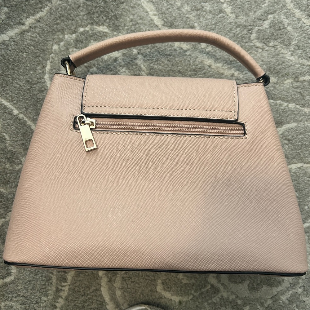 Elegant Pink Handbag with Gold Accent - Picture 3 of 3